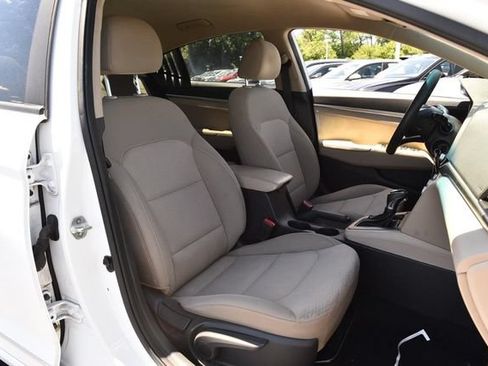 Used 2020 Hyundai Elantra SE FWD image 18