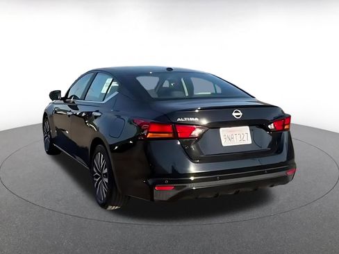 Used 2025 Nissan Altima 2.5 SV FWD image 10