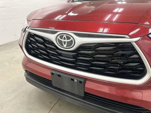 Used 2023 Toyota Highlander XLE image 30