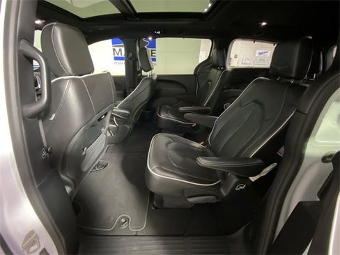 Used 2025 Chrysler Pacifica Limited image 31