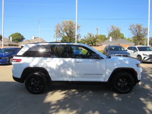 Used 2025 Jeep Grand Cherokee Altitude image 5