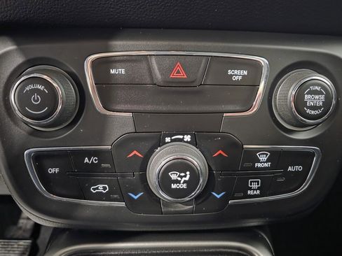 Used 2019 Jeep Compass Altitude w/ Cold Weather Group image 32