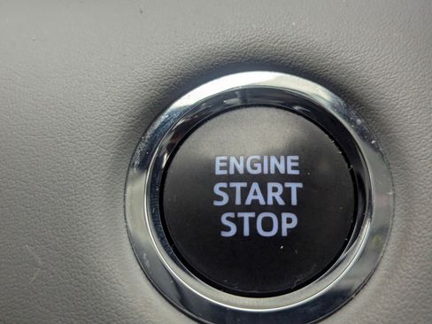 Used 2023 Toyota Highlander XLE image 32