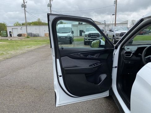 Used 2025 Chevrolet TrailBlazer LT AWD/4WD image 12