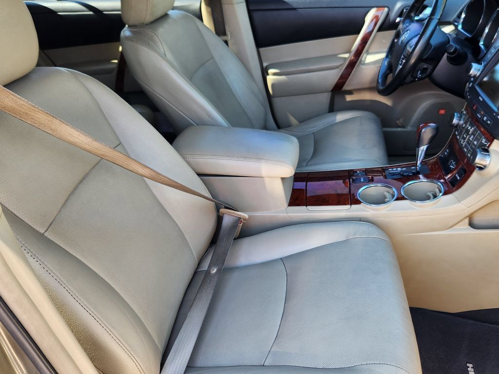 Used 2011 Toyota Highlander Limited w/ Tow Pkg AWD/4WD image 12