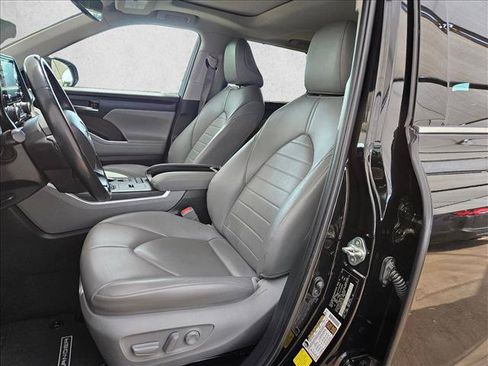 Used 2022 Toyota Highlander XLE FWD image 14