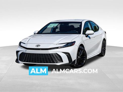 Used 2025 Toyota Camry SE image 1