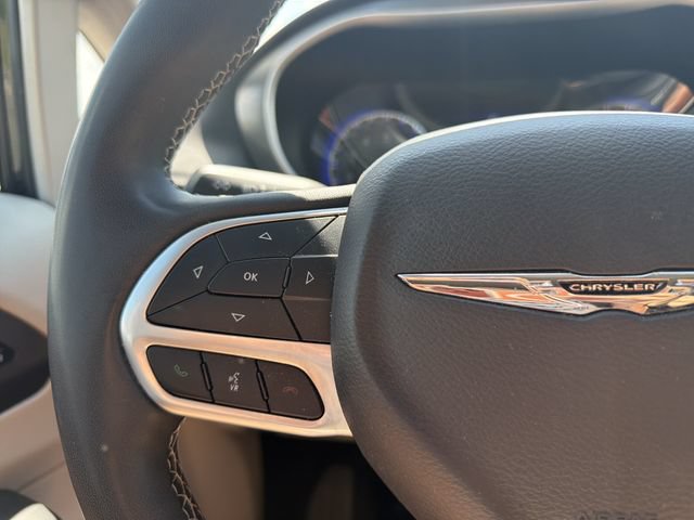 Used 2023 Chrysler Pacifica Touring-L FWD image 29