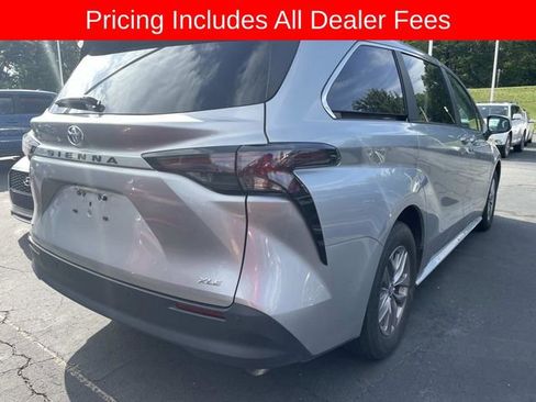Used 2025 Toyota Sienna XLE FWD image 9