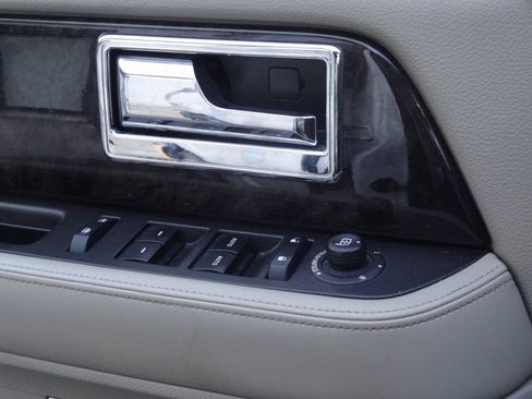 Used 2017 Lincoln Navigator Select RWD image 7
