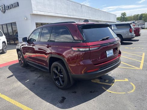Used 2023 Jeep Grand Cherokee Altitude AWD/4WD image 8