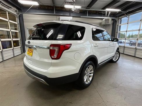 Used 2017 Ford Explorer XLT w/ Equipment Group 201A FWD image 5