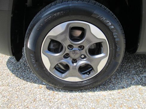 Used 2015 Jeep Renegade Latitude AWD/4WD image 6