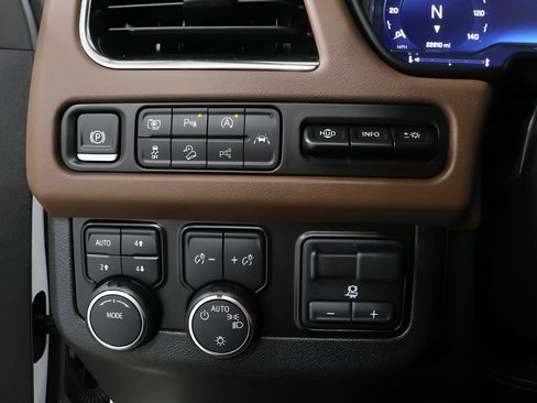 Used 2024 Chevrolet Tahoe High Country w/ Advanced Technology Package AWD/4WD image 17