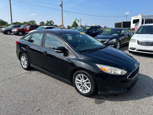 Used 2017 Ford Focus SE image 2
