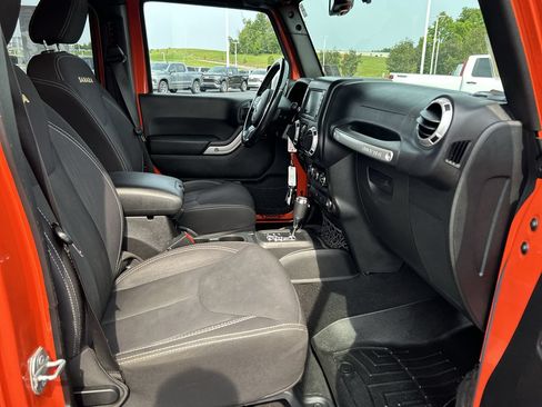Used 2015 Jeep Wrangler Unlimited Sahara w/ Dual Top Group AWD/4WD image 12