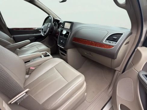 Used 2012 Chrysler Town & Country Touring w/ Entertainment Group #1 FWD image 13