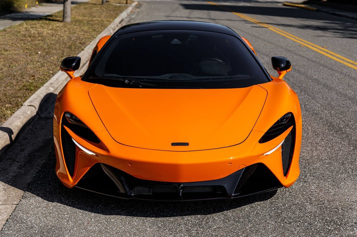 Used 2025 McLaren Artura RWD image 17