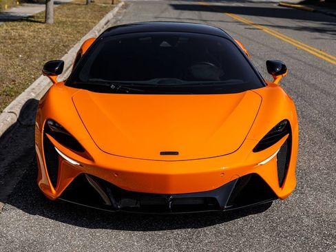 Used 2025 McLaren Artura RWD image 17