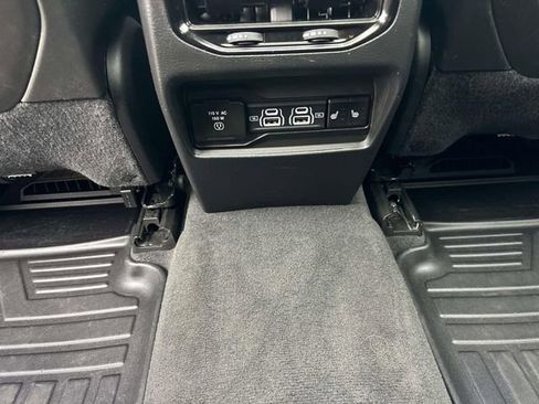 Used 2023 Jeep Grand Cherokee Limited w/ Black Appearance Package image 12