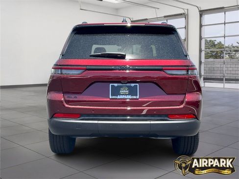 New 2025 Jeep Grand Cherokee Altitude image 6