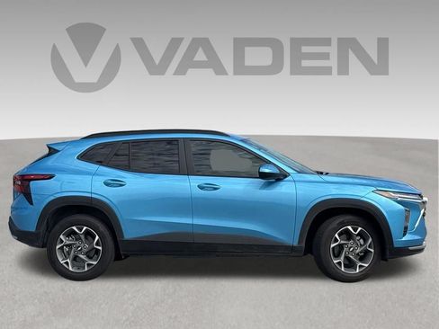 Used 2025 Chevrolet Trax LT FWD image 24