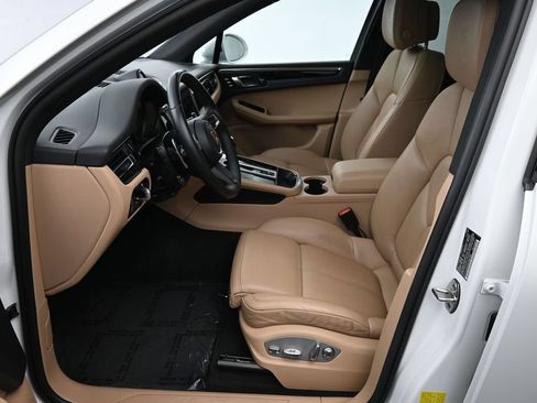 Certified 2022 Porsche Macan AWD/4WD image 9