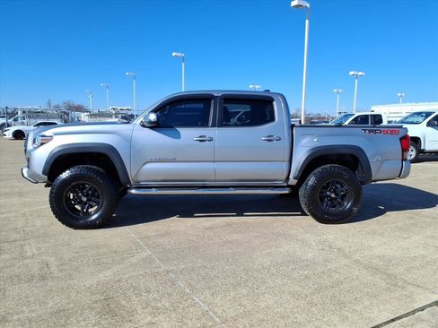 Used 2016 Toyota Tacoma TRD Off-Road image 2