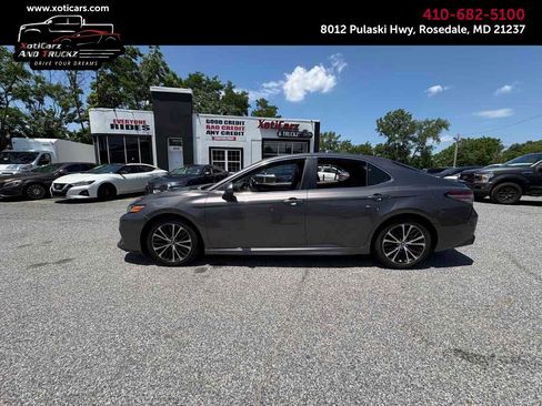 Used 2018 Toyota Camry SE FWD image 1