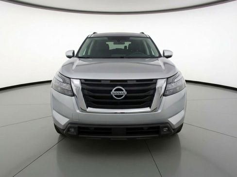 Used 2025 Nissan Pathfinder SV image 2