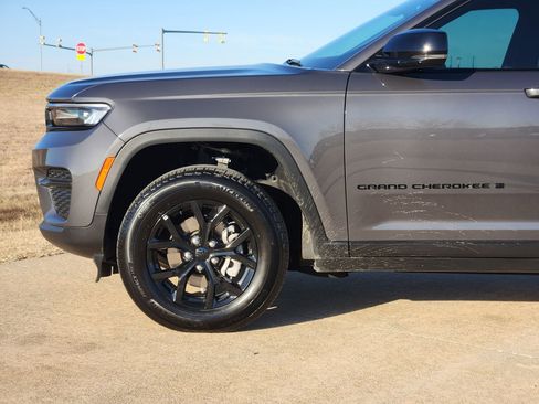 Used 2025 Jeep Grand Cherokee 4WD image 13