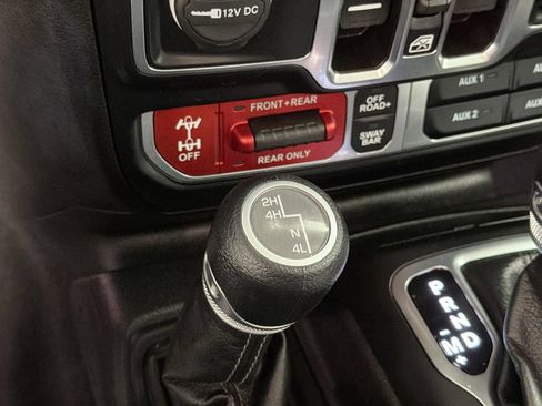 Used 2025 Jeep Wrangler Unlimited Rubicon AWD/4WD image 19
