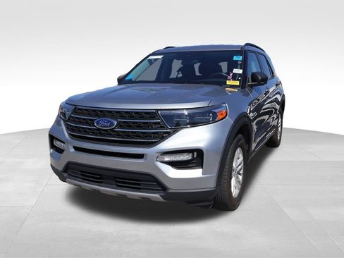 Used 2024 Ford Explorer XLT w/ Equipment Group 202A AWD/4WD image 2