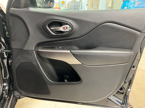 Used 2019 Jeep Cherokee Limited AWD/4WD image 23