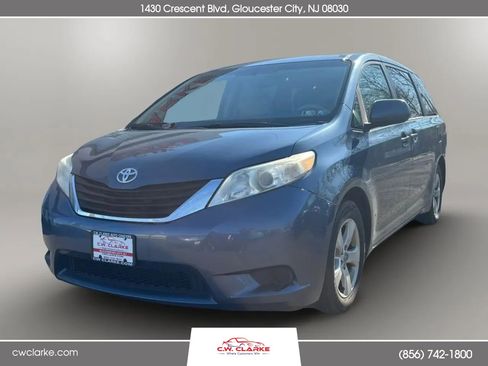 Used 2014 Toyota Sienna LE image 1