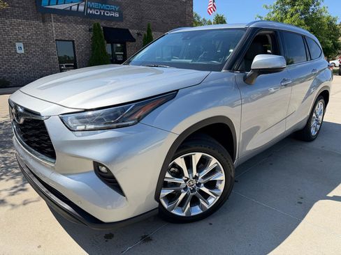 Used 2021 Toyota Highlander Limited FWD image 1
