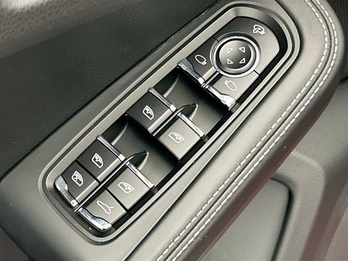Certified 2025 Porsche Macan AWD/4WD image 23