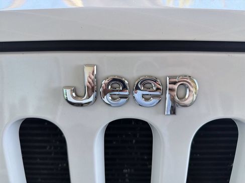 Used 2015 Jeep Wrangler Unlimited Sahara w/ Connectivity Group AWD/4WD image 28