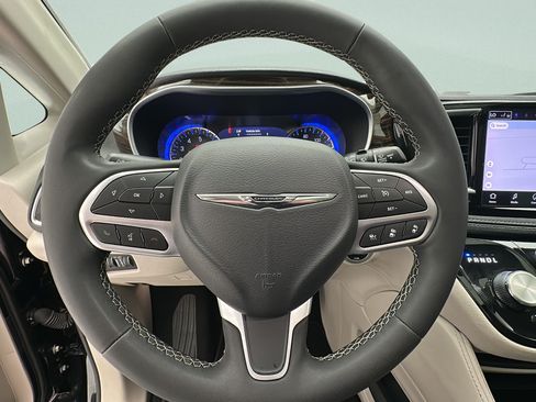 Used 2023 Chrysler Pacifica Limited FWD image 16