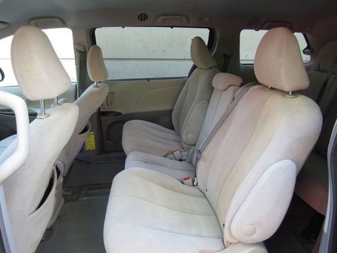 Used 2014 Toyota Sienna LE FWD image 16