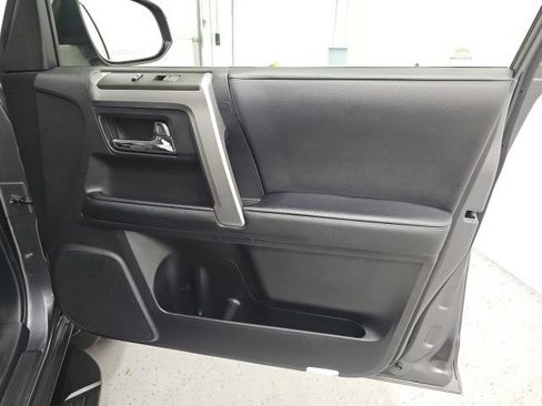 Used 2020 Toyota 4Runner SR5 AWD/4WD image 32