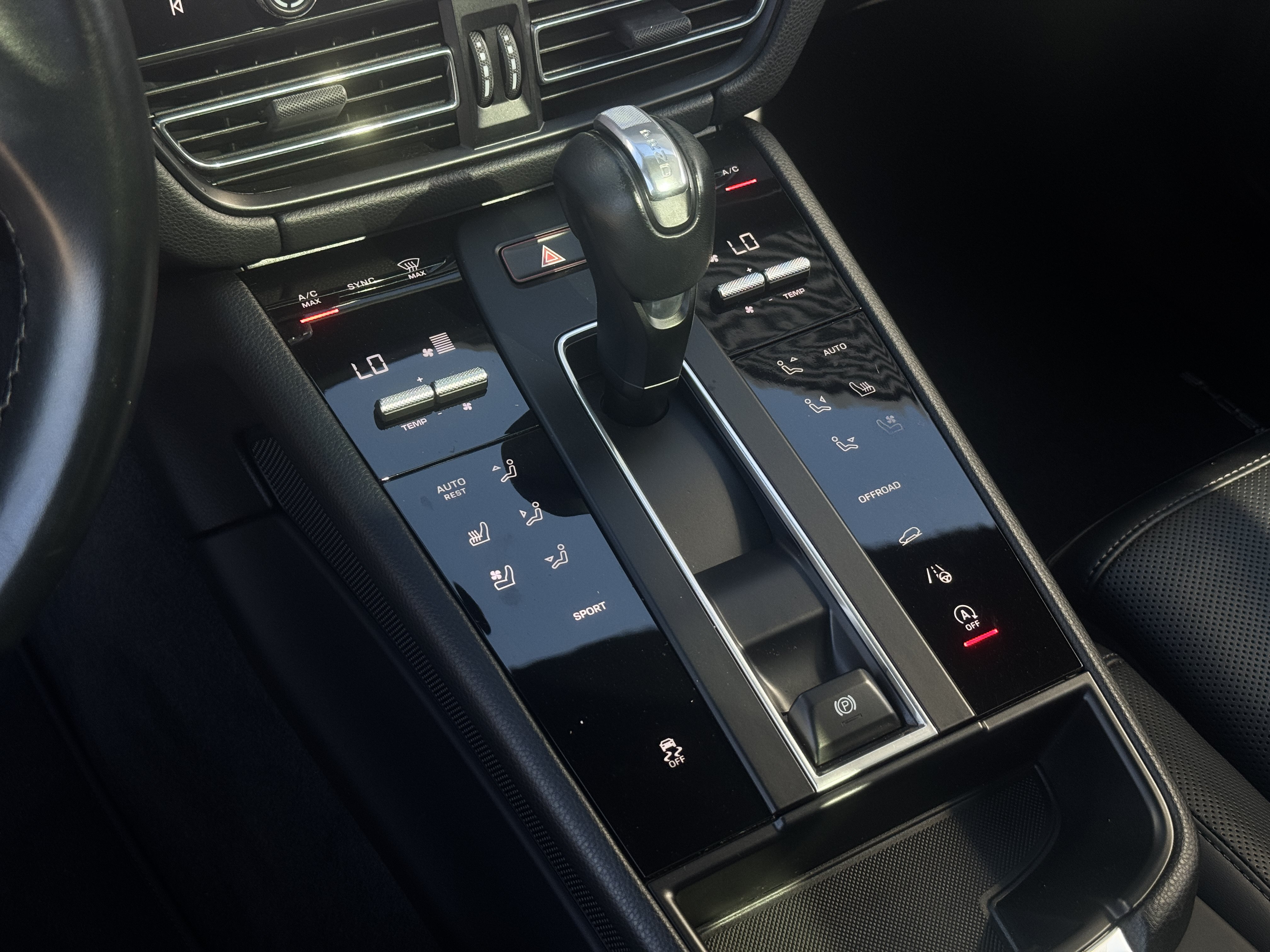 Certified 2023 Porsche Macan AWD/4WD image 23