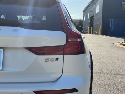 Used 2025 Volvo V60 B5 Cross Country Plus image 49