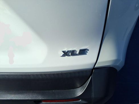 Used 2022 Toyota RAV4 XLE Premium image 10
