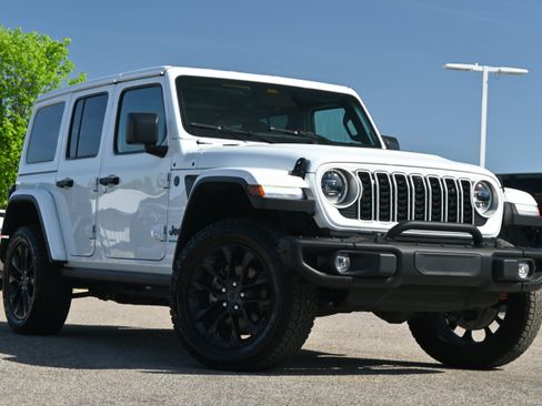 Used 2025 Jeep Wrangler Unlimited Sahara AWD/4WD image 2