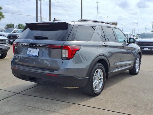 Used 2025 Ford Explorer Active RWD image 2