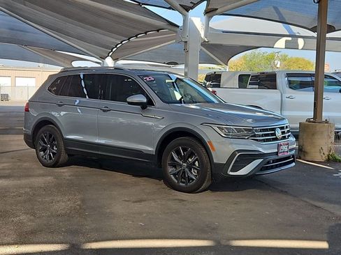 Used 2023 Volkswagen Tiguan SE w/ Panoramic Sunroof Package FWD image 3