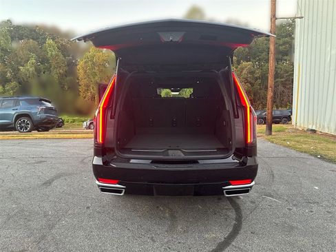 Used 2024 Cadillac Escalade ESV Premium Luxury w/ Performance Package image 35