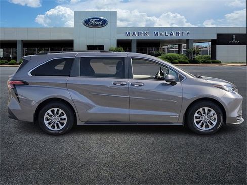 Used 2021 Toyota Sienna LE image 6