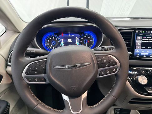 Used 2023 Chrysler Pacifica Touring-L FWD image 25